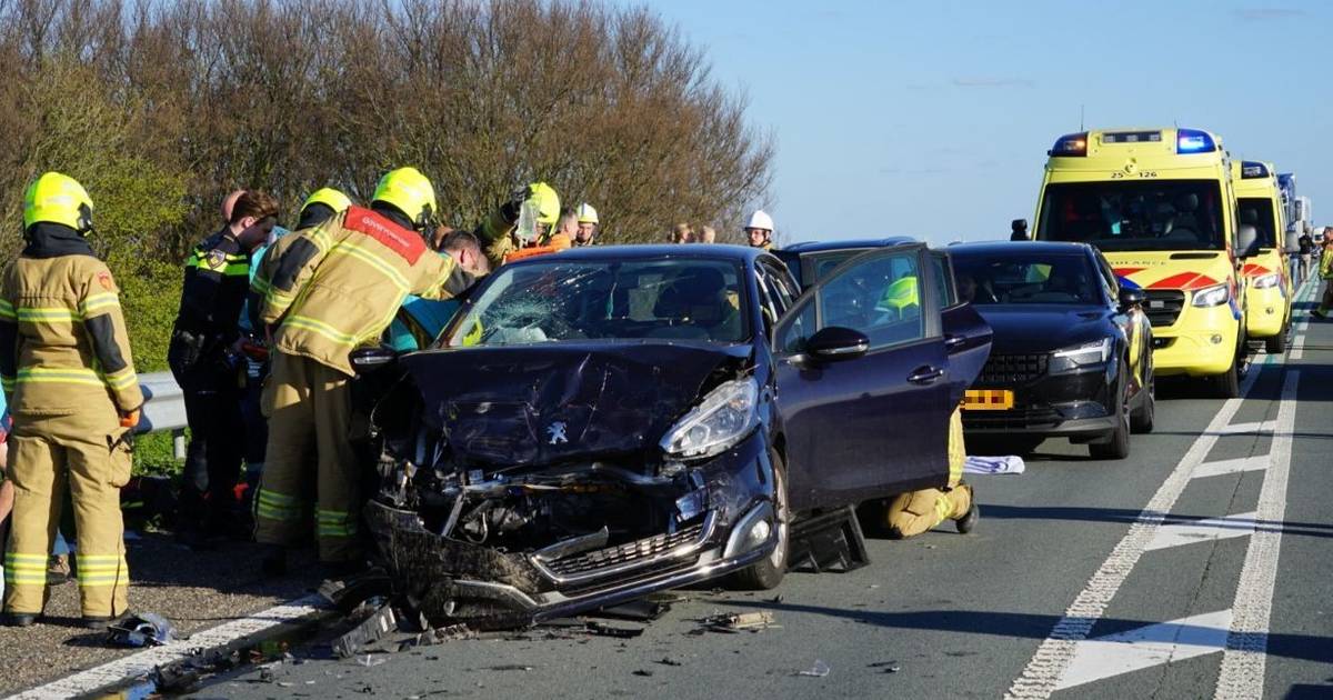 Twee gewonden bij zwaar ongeluk op dijk bij Lelystad: brandweer knipt slachtoffer uit auto.