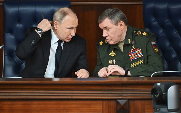 De Russische president Vladimir Poetin met topgeneraal Valeri Gerasimov in december.