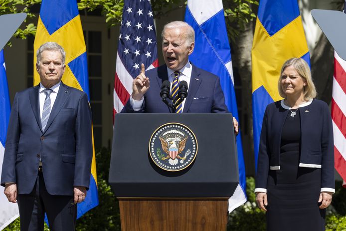 De Amerikaanse president Joe Biden (midden) tijdens een persconferentie met de Finse president Sauli Niinistö (links) en de Zweedse premier Magdalena Andersson (rechts).