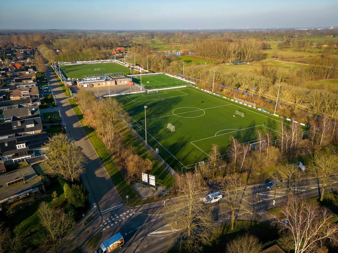 De beoogde locatie, het kunstgrasveld, voor de grote school op de hoek van de Bornerbroekseweg in Enter.