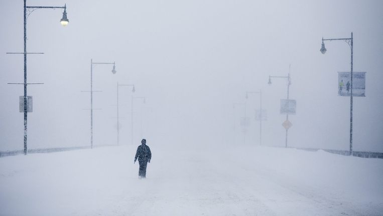 Een voetganger trotseert een sneeuwstorm in de Amerikaanse stad Boston in februari. Beeld REUTERS