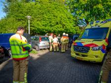 Man komt tijdens klussen onder eigen auto terecht in Doetinchem