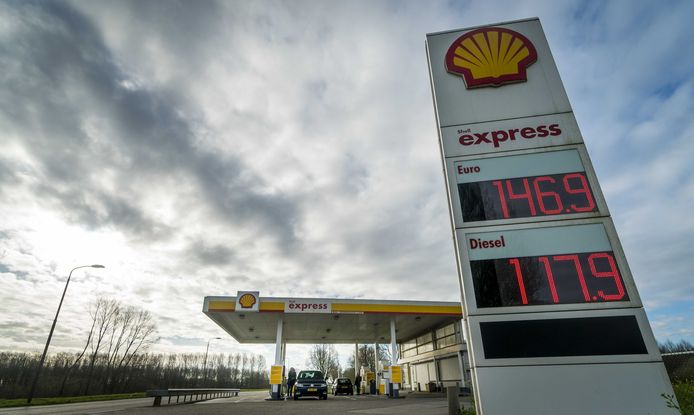 De vraag naar benzine is fors teruggelopen, ondanks de lage prijzen.