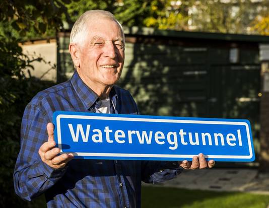 Gerard Klifman gaat ‘m in de caravanstalling hangen: een bord met de Waterwegtunnel.