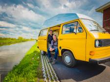 Peter (65) nam de Volkswagen van zijn vader over en maakte er een camper van: ‘Hij rijdt heel lekker!’
