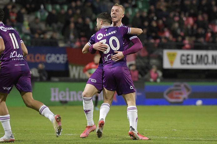 Giannis Botos wordt na zijn 0-2 geknuffeld door ploegmaat Isac Lidberg.