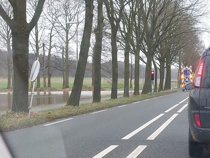 De Zutphensestraatweg tussen Velp en Rheden was dinsdag nog deels gestremd.