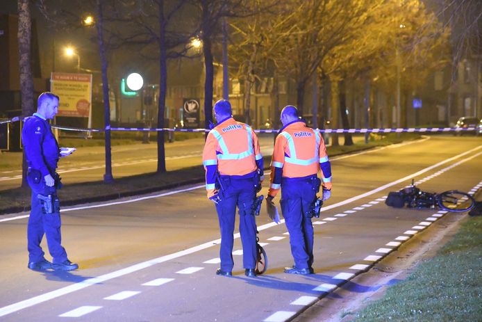 De 66-jarige fietser werd met zijn elektrische tweewieler zomaar van het fietspad gemaaid, langs de Mandellaan in Roeselare.