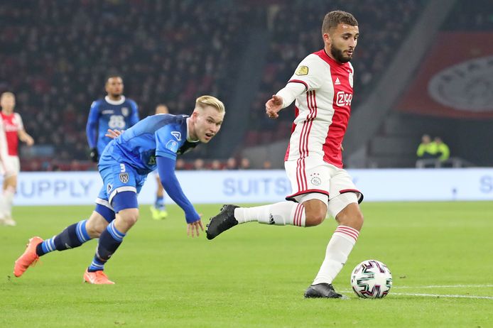 Zakaria Labyad achtervolgd door Lennart Czyborra.