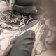 Vrouw brengt ode aan vetrollen met bijzondere tattoos