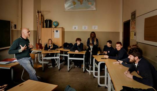 Lezers over hun beste leraar: ‘Zij opende voor mij de wereld van literatuur en poëzie’