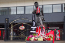 Willy van der Kuijlen en zijn standbeeld bij het Philips Stadion.