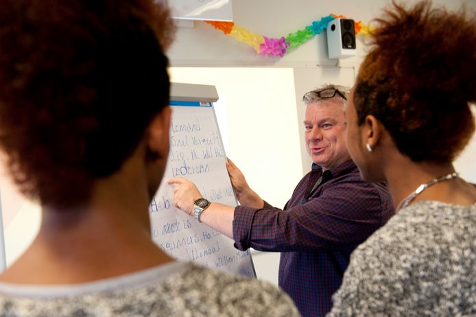 Beeld kort na de opening van Onze Wereld: twee jongens uit Eritrea volgen les van docent Hans Plag.
