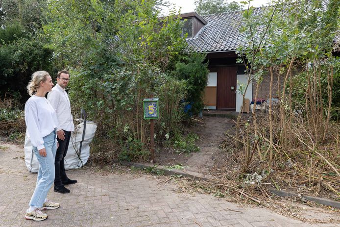 Buren bij het gekraakte pand aan de Van ’t Hofflaan in Berkum. De lokale VVD-fractie vindt dat ze beter bijgestaan moeten worden.