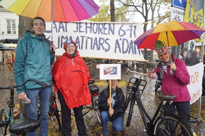 Activisten attenderen het winkelend publiek in Amersfoort op de klimaatmars die op 6 november in Amsterdam wordt gehouden.