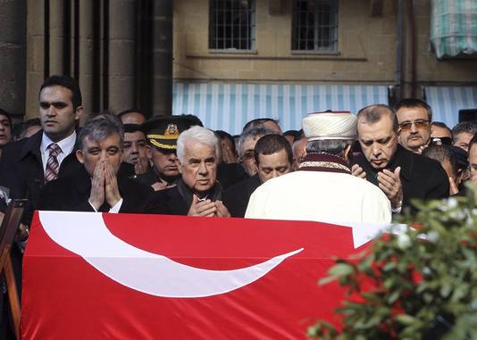 Responsables politiques turcs et chypriotes turcs lors des funérailles de Rauf Denktash à Nicosie (janvier 2012)