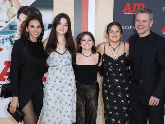 Unicum: Matt Damon poseert met vrouw en drie dochters op rode loper van nieuwe film