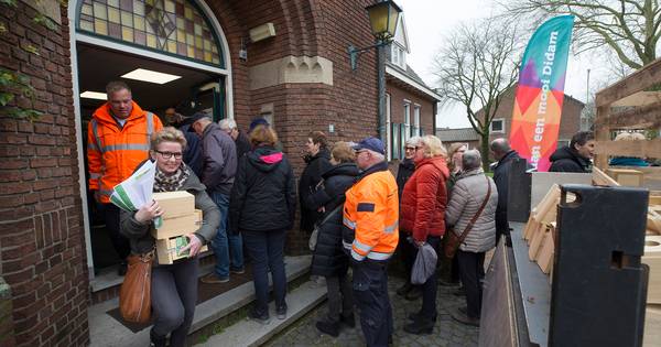 Wethouder in coronatijd: nestkastjes rondbrengen | Coronavirus - De Gelderlander