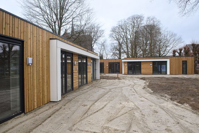 Nog voordat de vlierbloesems bloeien moeten er huurders in deze tiny houses in Etten-Leur wonen. Alwel legt nu de laatste hand aan deze tijdelijke woningen bij het Withofterrein.