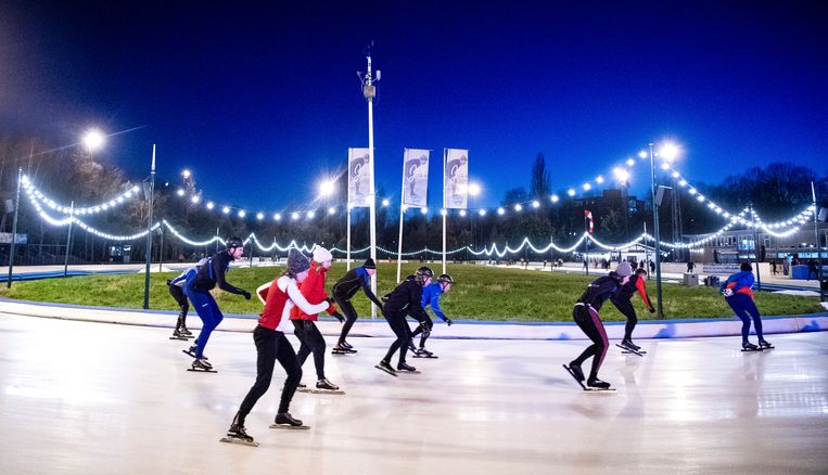 Op de achtergrond zullen schaatsende mensen op de Jaap Edenbaan te zien zijn, belooft de NOS. Beeld The Washington Post via Getty Im