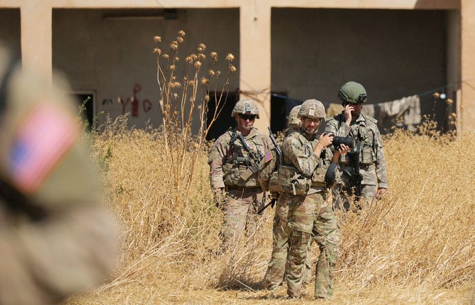Turkse en Amerikaanse soldaten op gezamenlijke patrouille in Syrië, bij Tel Abyad.
