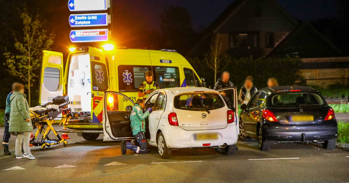 Automobilist gewond door botsing op kruispunt in Apeldoorn.