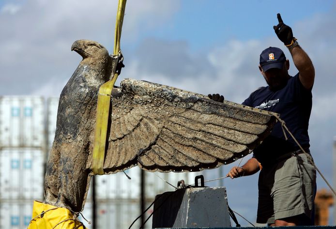 Archiefbeeld uit 2006. De bronzen adelaar wordt aan wal gebracht in de haven van Montevideo, Uruguay.