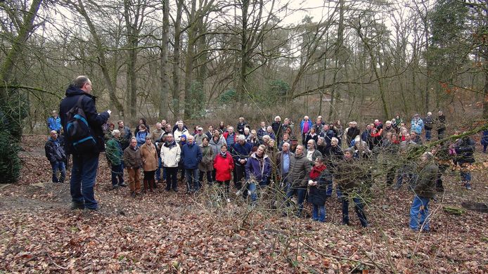 Auteur Almar Otten, van de thriller Het Ronde Huis, had gerekend op ongeveer 20 belangstellenden voor de wandeling naar het Ronde Huis. Het werden er meer dan 100. Voorafgaand aan de wandeling was er de presentatie van het boek bij boekhandel Osinga. Daar beantwoordde hij vragen en signeerde zijn boek voor de  belangstellenden.