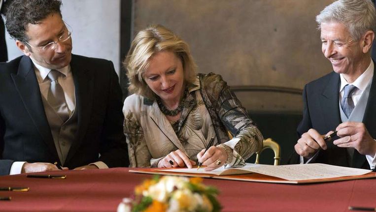 Minister Jet Bussemaker van onderwijs, geflankeerd door partijgenoten Dijsselbloem en Plasterk. Beeld afp