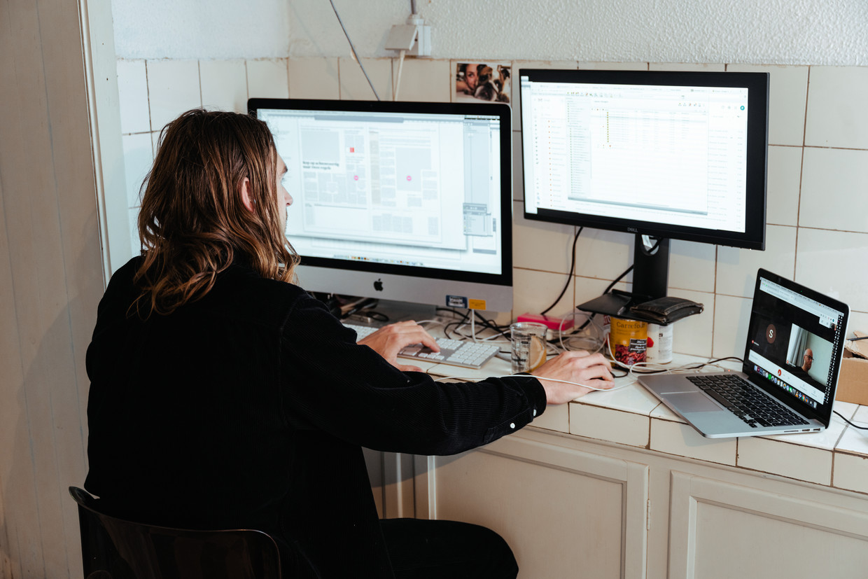Wie thuiswerkt kan inventief zijn om de ideale werkplek te installeren. Beeld Damon De Backer