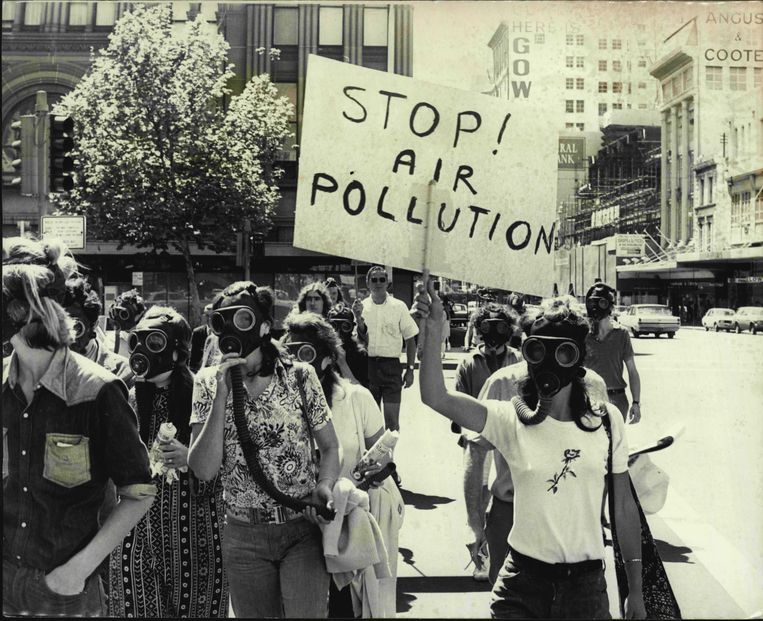 De groep Friends of the Earth liep op 2 oktober 1972 met gasmaskers op een protestmars tegen uitlaatgassen. De wandeling ging van Noord-Sydney naar het stadhuis van Sydney. Beeld Keith Edward Byron / Getty