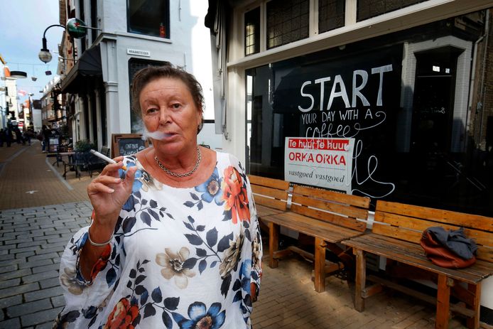 Tanja van der Ploeg wil een rookcafé openen, waar je binnen een sigaretje mag opsteken.