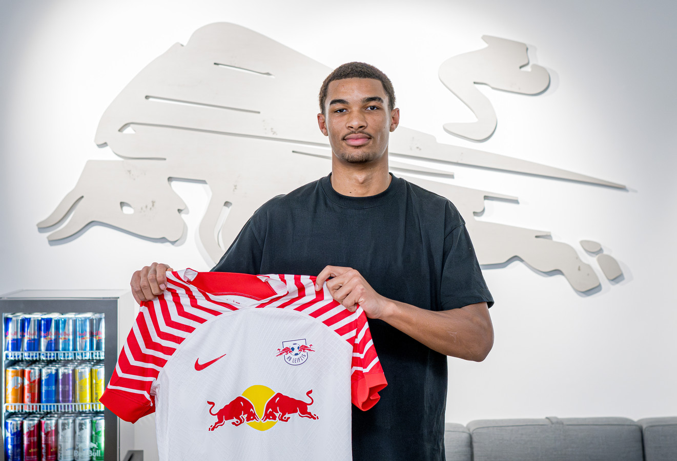 Yannick Eduardo (18) uit Tiel is nu contractspeler bij de club van Xavi