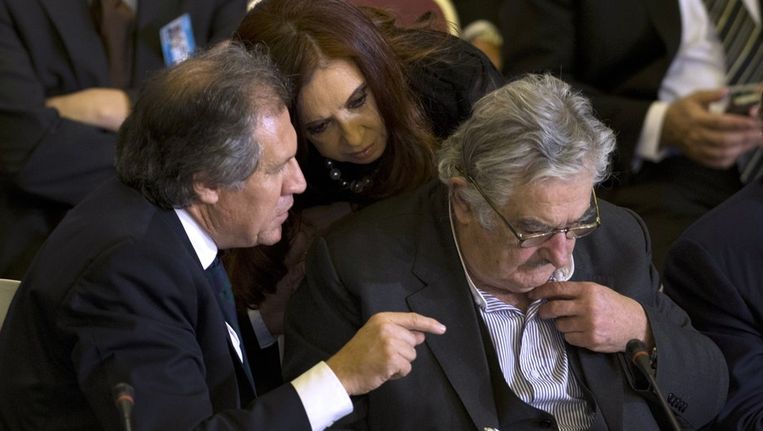 Jose Mujica, president van Uruguay (rechts), de Argentijnse president Cristina Fernandez (miden) en Luiz Almagro, minister van Buitenlandse Zaken van Uruguay tijdens het handelsoverleg. Beeld afp