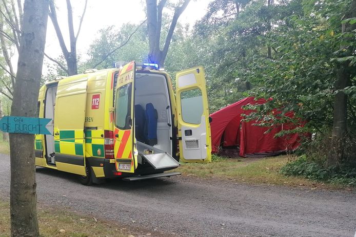 Het slachtoffer werd aangetroffen aan de oever van een vijver in een nabijgelegen dreef