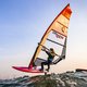 Met 60 kilometer per uur over het water stuiven: het lukt Lilian de Geus op haar surfplank dankzij de nieuwe techniek foilen
