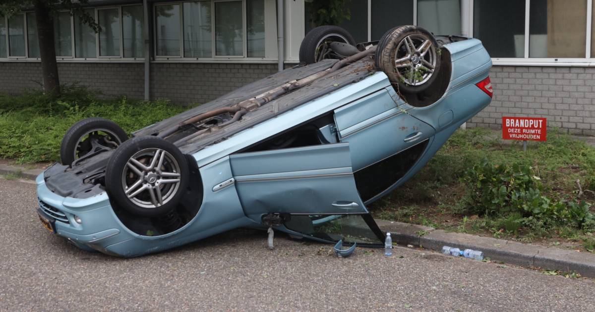 Auto belandt door botsing op dak in Boxtel, bestuurder naar ziekenhuis gebracht.
