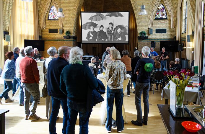 Beatles Dag in het Gasthuis met rechts Two of Us. Het duo uit Boxtel speelt jaarlijks in Liverpool.