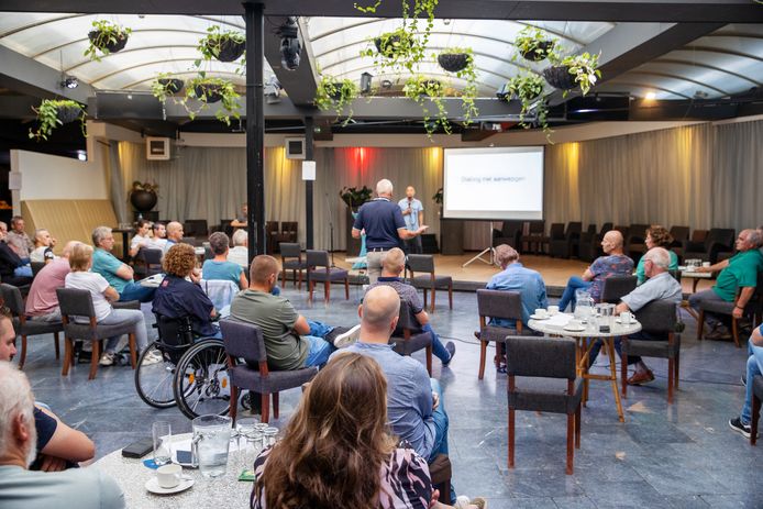 Twan Klein Zieverink wil een megastal voor 1350 koeien bouwen aan de Slobeendweg. In Heusden is daar veel verzet tegen. Hij moet van de rechter een goede dialoog met omwonenden houden