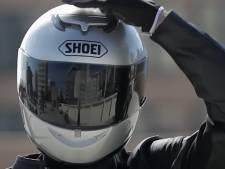 Als motorrijders op hun helm tikken denken ze niet dat je gek bent, maar willen ze waarschuwen