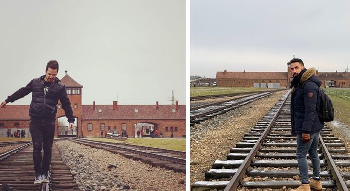 Bezoekers poseren op de rails in het voormalige concentratiekamp Auschwitz-Birkenau