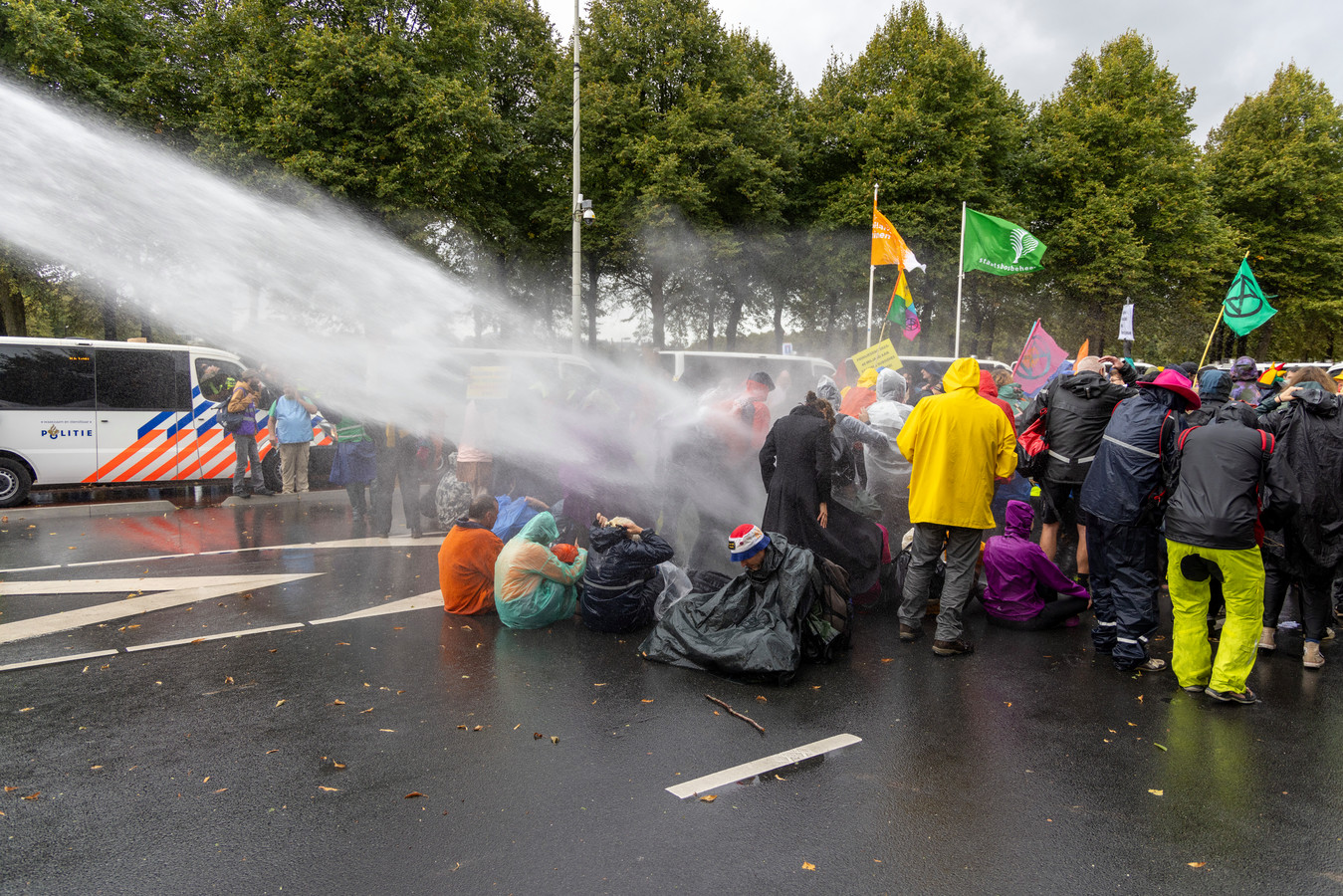 Extinction Rebellion spant kort geding aan tegen inzet waterkanon bij ...