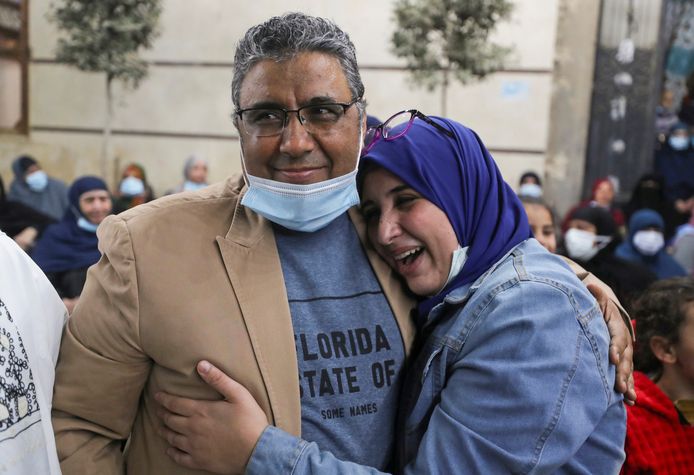Hussein met zijn dochter, na zijn vrijlating.