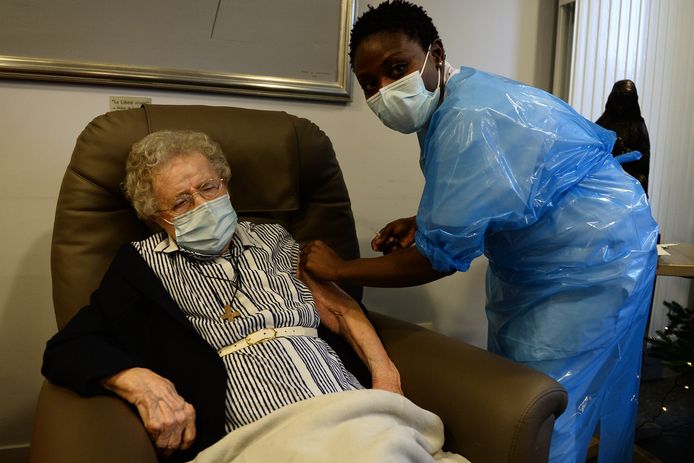 De 101-jarige Lucie Danjou kreeg op 28 december de allereerste prik in rusthuis Onze Lieve Vrouw van Stokkel in Sint-Pieters-Woluwe.