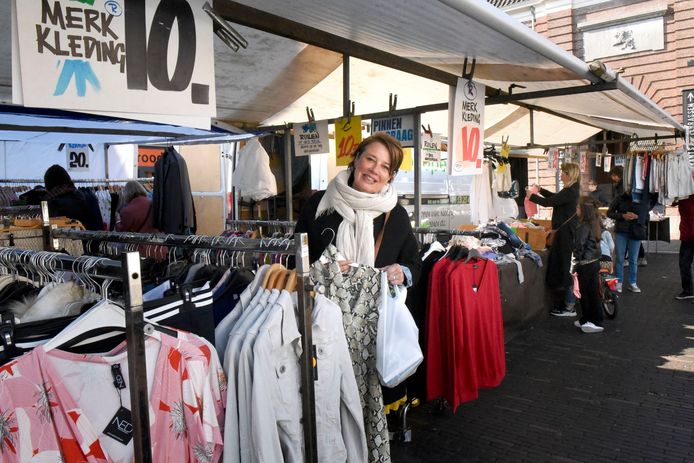 merk op toevoegen Tragisch Eíndelijk! Een jurkje kopen op de markt, het kan weer. 'Dit heb ik echt  gemist' | Woerden | AD.nl