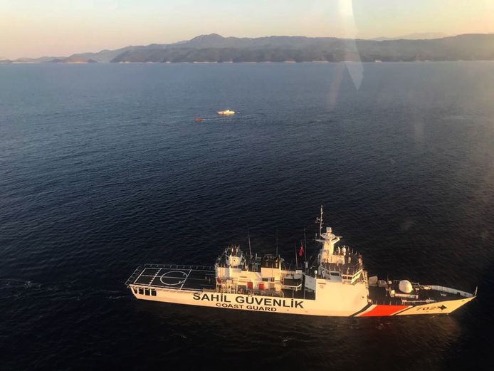 De Turkse kustwacht op zoek naar vluchtelingen die het zinken van hun boot voor de kust van Antalya dit weekend hebben overleefd.