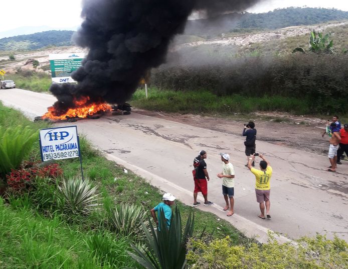 Brazilians burn tires as they block a road near the border with Venezuela at the Pacaraima border control point, Roraima state, Brazil August 18, 2018. Picture taken August 18, 2018. REUTERS/Mauricio Castillo
