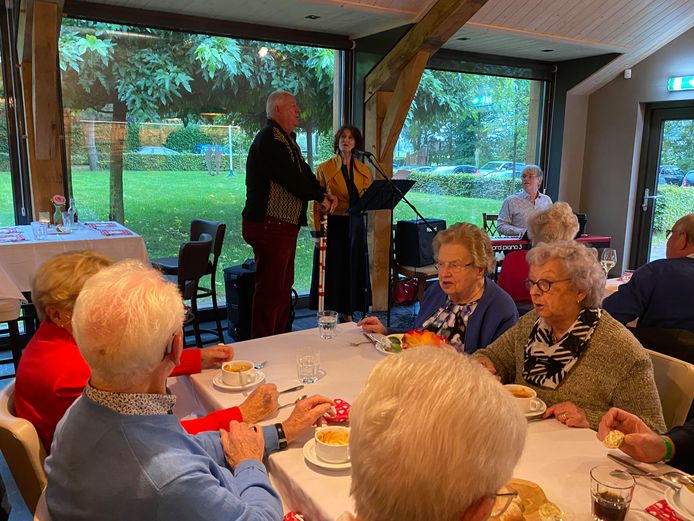 Jos Otterloo ziet zijn kans schoon en zingt samen met Marianne van Oorschot 'Droomland' onder begeleiding van Chris de Haas.