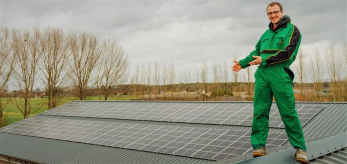 Bert Wauters op zijn dak met zonnepanelen.