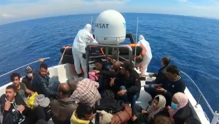 De vluchtelingen, opgepikt door de Turkse kustwacht.  Beeld Sahil Güvernlik Komutangili